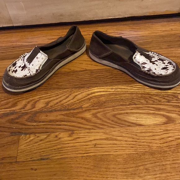 Ariat moccasins cow hide tops - Picture 2 of 4